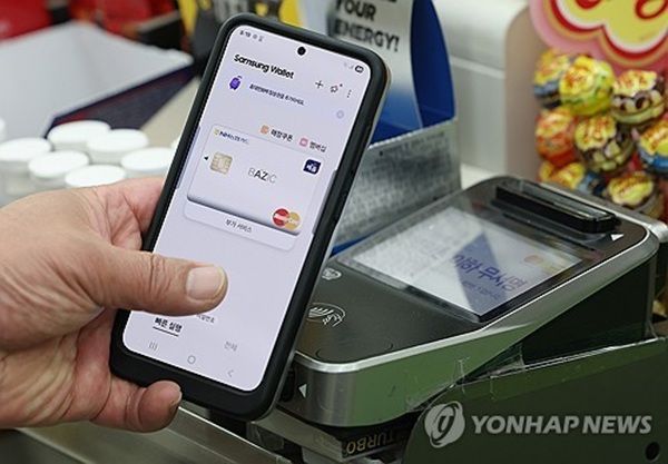 지난해 모바일 기기 등을 통한 간편결제가 카드 결제액의 52% 수준인 것으로 나타났다. /연합뉴스