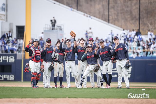 롯데 선수단이 개막 2연승을 기록한 후 단체 사진을 촬영하고 있다. /롯데 자이언츠 제공