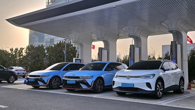 인천에 위치한 급속충전소에서 국산·수입산 전기차가 충전을 하고 있다./곽호준 기자