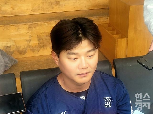 손호영이 29일 대구 삼성라이온즈파크에서 경기 후 취재진과 인터뷰하고 있다. /신희재 기자
