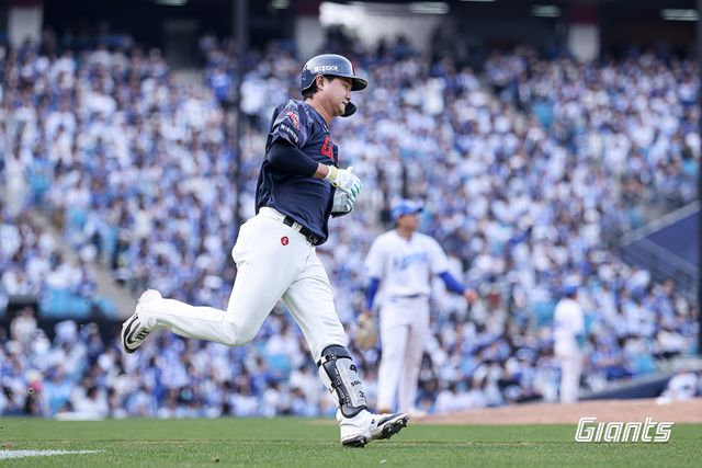 손호영이 홈런을 친 후 베이스를 돌고 있다. /롯데 자이언츠 제공