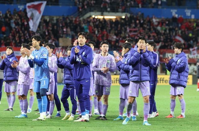 1일(한국 시각) 오스트리아 빈 에른스트 하펠 스타디움에서 열린 한국 축구 대표팀과 오스트리아의 평가전에서 경기를 마친 한국대표팀 선수들이 아쉬운 표정으로 관중에게 인사하고 있다. /연합뉴스