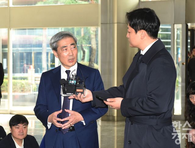 신현송 한국은행 총재 후보자가 31일 오전 서울 중구 한화금융플라자에 마련된&nbsp; 청문회 준비 사무실 출근에 앞서 취재진의 질문에 답하고 있다./ 이호형 기자 leemario@sporbiz.co.kr 2026.3.31