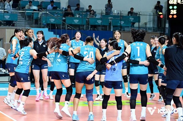 GS칼텍스 선수단이 챔프전 진출 확정 후 둥글게 모여 기뻐하고 있다. /한국배구연맹 제공