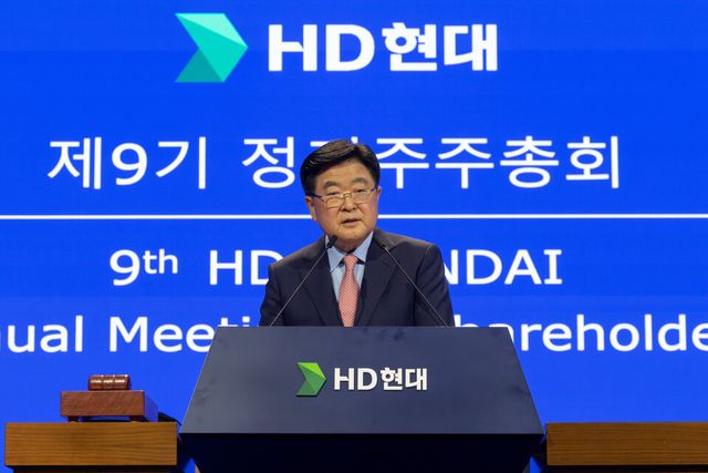 HD현대가 정기선 회장 등이 참석한 가운데 31일 경기 판교 HD현대 글로벌R&D센터에서 제9기 정기주주총회를 개최했다. 주주총회 의장인 권오갑 명예회장이 인사말을 하고 있다./HD현대