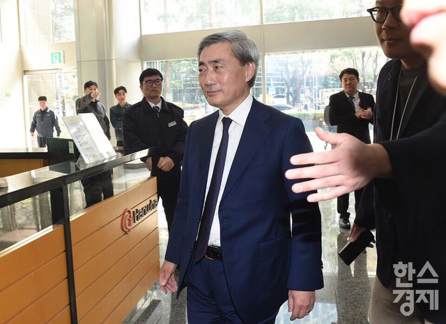 신현송 한국은행 총재 후보자가 31일 오전 서울 중구 한화금융플라자에 마련된 청문회 준비 사무실로 첫 출근을 하고 있다./ 이호형 기자 leemario@sporbiz.co.kr 2026.3.31