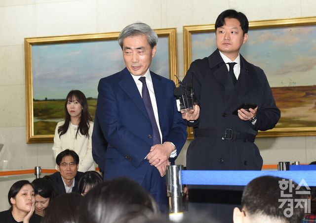 신현송 한국은행 총재 후보자가 31일 오전 서울 중구 한화금융플라자 로비서 청문회 준비 사무실 첫 출근에 앞서 열린 기자회견에서 취재진의 질문을 경청하고 있다./ 이호형 기자 leemario@sporbiz.co.kr 2026.3.31