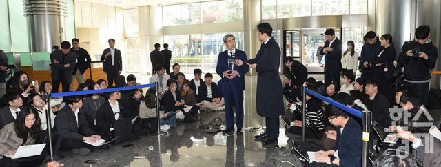 신현송 한국은행 총재 후보자가 31일 오전 서울 중구 한화금융플라자 로비서 청문회 준비 사무실 첫 출근에 앞서 취재진의 질문에 답하고 있다./ 이호형 기자 leemario@sporbiz.co.kr 2026.3.31