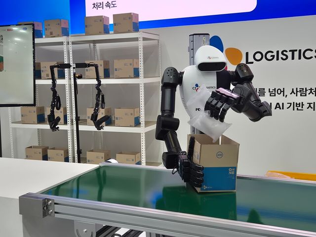 CJ대한통운의 AI 휴머노이드 양팔 로봇 2대가 협동해 상품을 집어 들어(피킹) 박스에 넣고 완충재를 투입하는 작업을 시연하고 있다./임준혁 기자&nbsp;