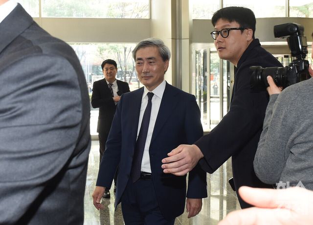 신현송 한국은행 총재 후보자가 31일 오전 서울 중구 한화금융플라자에 마련된 청문회 준비 사무실로 첫 출근을 하고 있다./ 이호형 기자 leemario@sporbiz.co.kr 2026.3.31