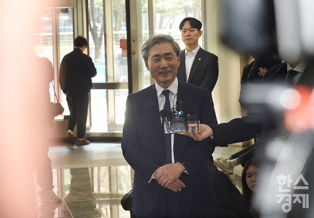 신현송 한국은행 총재 후보자가 31일 오전 서울 중구 한화금융플라자 로비서 청문회 준비 사무실 첫 출근에 앞서 열린 기자회견서 취재진의 질문에 답하고 있다./ 이호형 기자 leemario@sporbiz.co.kr 2026.3.31