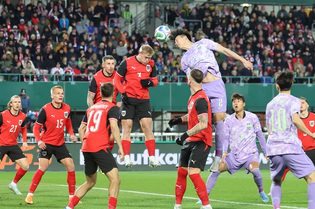 1일(한국 시각) 오스트리아 빈 에른스트 하펠 스타디움에서 열린 오스트리아와 평가전에서 0-1로 패한 한국 축구 대표팀. /연합뉴스