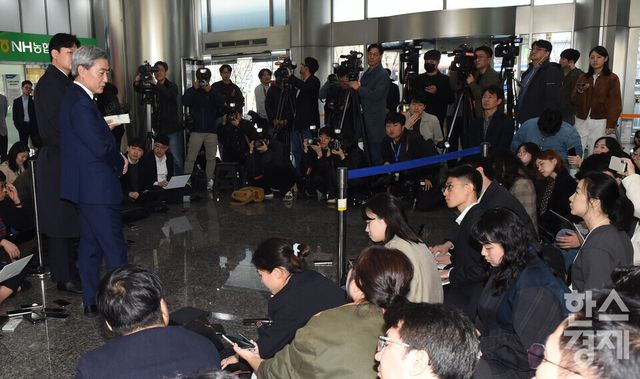 신현송 한국은행 총재 후보자가 31일 오전 서울 중구 한화금융플라자 로비서 청문회 준비 사무실 첫 출근에 앞서 열린 기자회견서 취재진의 질문을 경청하고 있다./ 이호형 기자 leemario@sporbiz.co.kr 2026.3.31