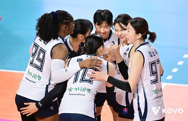 한국도로공사 선수단이 득점 성공 후 둥글게 모여 기뻐하고 있다. /한국배구연맹 제공