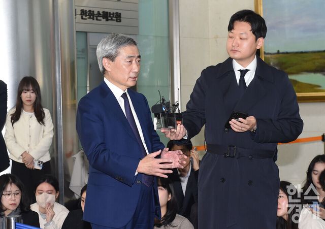 신현송 한국은행 총재 후보자가 31일 오전 서울 중구 한화금융플라자 로비서 청문회 준비 사무실 첫 출근에 앞서 취재진의 질문에 답하고 있다./ 이호형 기자 leemario@sporbiz.co.kr 2026.3.31