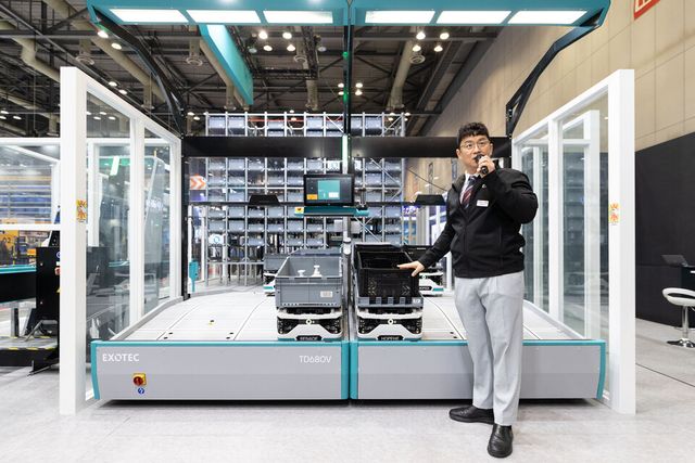 31일 일산 킨텍스에서 개막한 제16회 국제물류산업대전 엑소텍 부스에서 오지석 엑소텍 한국지사장이 차세대 스마트 물류 자동화 솔루션 ‘스카이팟’ 데모 시스템을 직접 시연하며 3차원 이동 로봇의 동작과 보관·피킹 프로세스를 소개하고 있다./임준혁 기자 