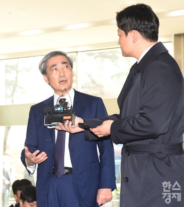 신현송 한국은행 총재 후보자가 31일 오전 서울 중구 한화금융플라자 로비서 청문회 준비 사무실 첫 출근에 앞서 취재진의 질문에 답하고 있다./ 이호형 기자 leemario@sporbiz.co.kr 2026.3.31