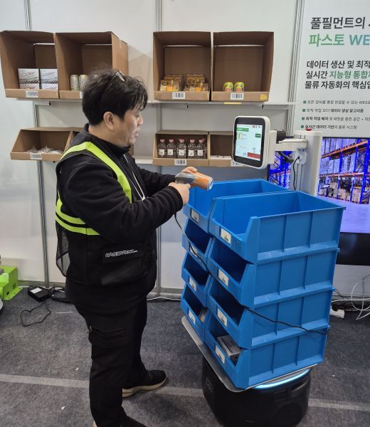 파스토 관계자가 스스로 작업 동선을 설계해 상품 이송·피킹 등을 자동으로 수행하는 자율주행 물류로봇을 시연해 보이고 있다./임준혁 기자