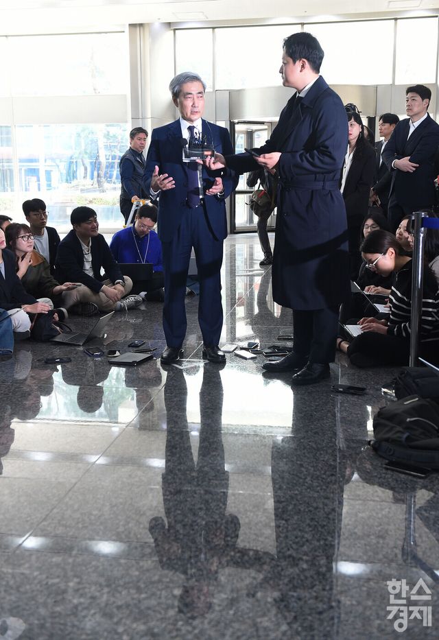 신현송 한국은행 총재 후보자가 31일 오전 서울 중구 한화금융플라자 로비서 청문회 준비 사무실 첫 출근에 앞서 취재진의 질문에 답하고 있다./ 이호형 기자 leemario@sporbiz.co.kr 2026.3.31