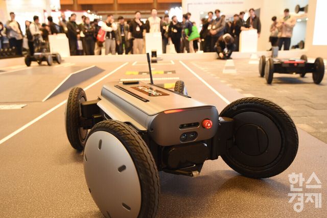 2026 스마트공장·자동화산업전((AW 2026)이 4일 서울 강남구 코엑스 전관에서 열린 가운데 방문객들이 현대자동차그룹 부스서 로보틱스랩의 모베드(MobED) 시연을 보고 있다. 이번 행사는 아시아 최대 제조 AX(AI 전환) 전시회로 오는 6일까지 열린다./ 이호형 기자 leemario@sporbiz.co.kr 2026.03.04
