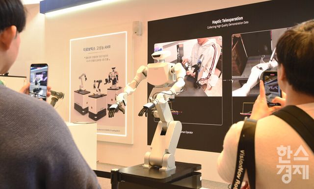 2026 스마트공장·자동화산업전((AW 2026)이 4일 서울 강남구 코엑스 전관에서 열린 가운데 방문객들이 T-로보틱스 부스서 고성능 AMR 로봇 시연을 지켜보고 있다. 이번 행사는 아시아 최대 제조 AX(AI 전환) 전시회로 오는 6일까지 열린다./ 이호형 기자 leemario@sporbiz.co.kr 2026.03.04