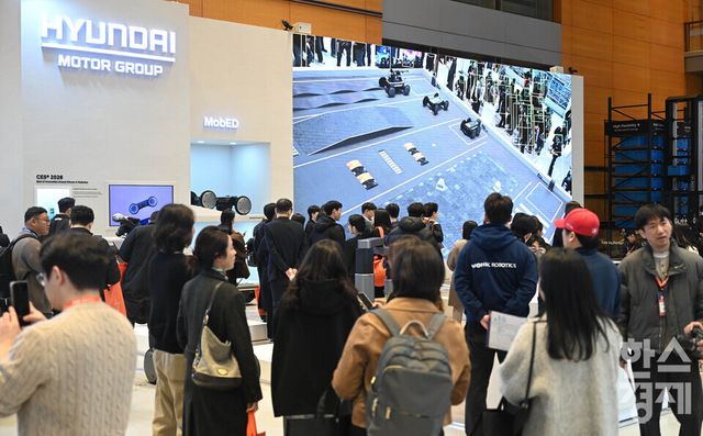 2026 스마트공장·자동화산업전((AW 2026)이 4일 서울 강남구 코엑스 전관에서 열린 가운데 방문객들이 현대자동차그룹 부스서 로보틱스랩의 모베드(MobED) 시연을 지켜보고 있다. 이번 행사는 아시아 최대 제조 AX(AI 전환) 전시회로 오는 6일까지 열린다./ 이호형 기자 leemario@sporbiz.co.kr 2026.03.04