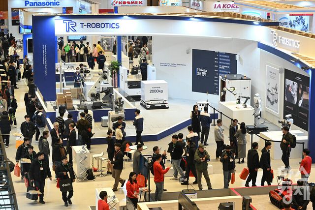 2026 스마트공장·자동화산업전((AW 2026)이 4일 서울 강남구 코엑스 전관에서 열린 가운데 방문객들이 다양한 부스를 둘러보고 있다. 이번 행사는 아시아 최대 제조 AX(AI 전환) 전시회로 오는 6일까지 열린다./ 이호형 기자 leemario@sporbiz.co.kr 2026.03.04