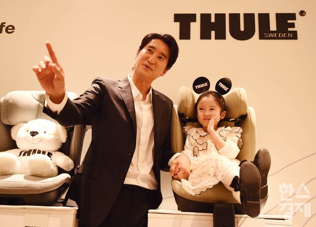 배우 신현준과 딸 민서 양이 4일 오전 서울 서초구 신세계백화점강남점 ‘툴레키즈’ 팝업존에서 열린 한국 공식 런칭 주니어 카시트 'PALM 시리즈‘ 에서 탑승 포즈를 취하고 있다./ 이호형 기자 leemario@sporbiz.co.kr 2026.03.04