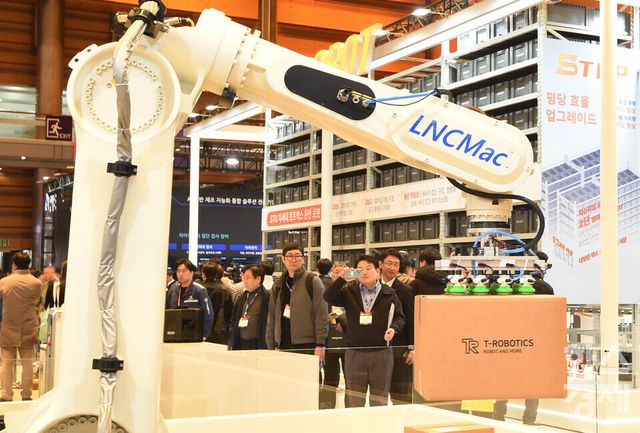2026 스마트공장·자동화산업전((AW 2026)이 4일 서울 강남구 코엑스 전관에서 열린 가운데 방문객들이 T-로보틱스 부스서 산업 로봇 시연을 지켜보고 있다. 이번 행사는 아시아 최대 제조 AX(AI 전환) 전시회로 오는 6일까지 열린다./ 이호형 기자 leemario@sporbiz.co.kr 2026.03.04