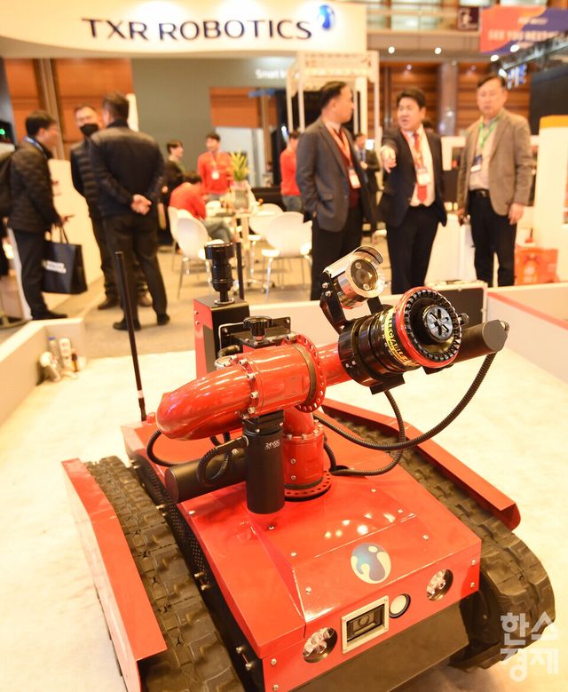 2026 스마트공장·자동화산업전((AW 2026)이 4일 서울 강남구 코엑스 전관에서 열린 가운데 방문객들이 TXR 로보틱스의 소방로봇을 살펴보고 있다. 이번 행사는 아시아 최대 제조 AX(AI 전환) 전시회로 오는 6일까지 열린다./ 이호형 기자 leemario@sporbiz.co.kr 2026.03.04