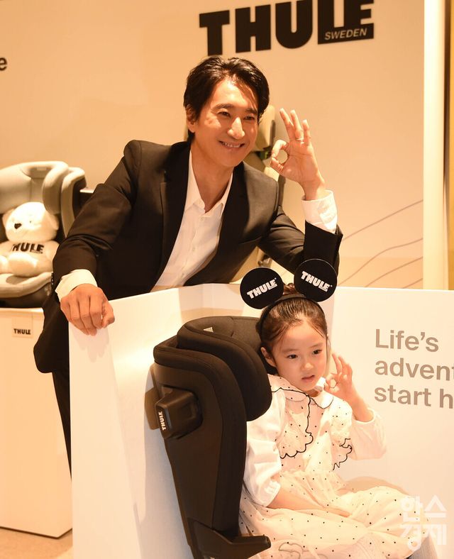 배우 신현준과 딸 민서 양이 4일 오전 서울 서초구 신세계백화점강남점 ‘툴레키즈’ 팝업존에서 열린 한국 공식 런칭 주니어 카시트 'PALM 시리즈‘ 탑승 시연에서 OK 제스처를 하고 있다./ 이호형 기자 leemario@sporbiz.co.kr 2026.03.04