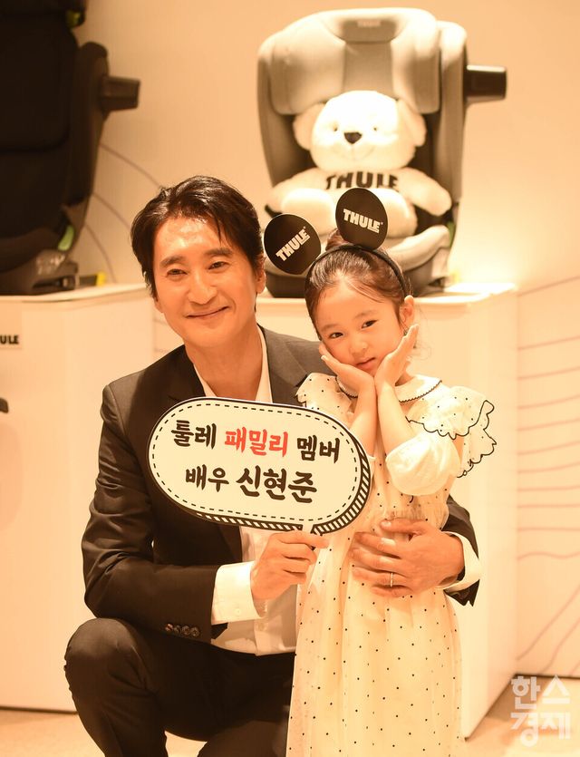 배우 신현준과 딸 민서 양이 4일 오전 서울 서초구 신세계백화점강남점 ‘툴레키즈’ 팝업존에서 열린 한국 공식 런칭 주니어 카시트 'PALM 시리즈‘ 앞에서 포즈를 취하고 있다./ 이호형 기자 leemario@sporbiz.co.kr 2026.03.04