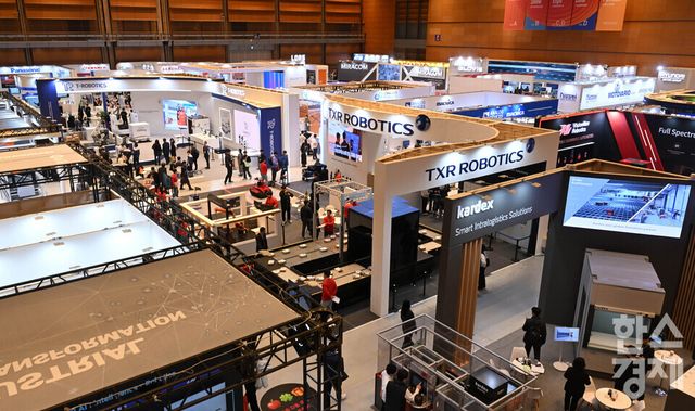 2026 스마트공장·자동화산업전((AW 2026)이 4일 서울 강남구 코엑스 전관에서 열린 가운데 방문객들이 다양한 부스 둘러 보고 있다. 이번 행사는 아시아 최대 제조 AX(AI 전환) 전시회로 오는 6일까지 열린다./ 이호형 기자 leemario@sporbiz.co.kr 2026.03.04