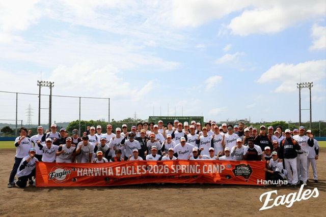 한화 선수단이 전지훈련지에서 단체 사진을 촬영하고 있다. /한화 이글스 제공