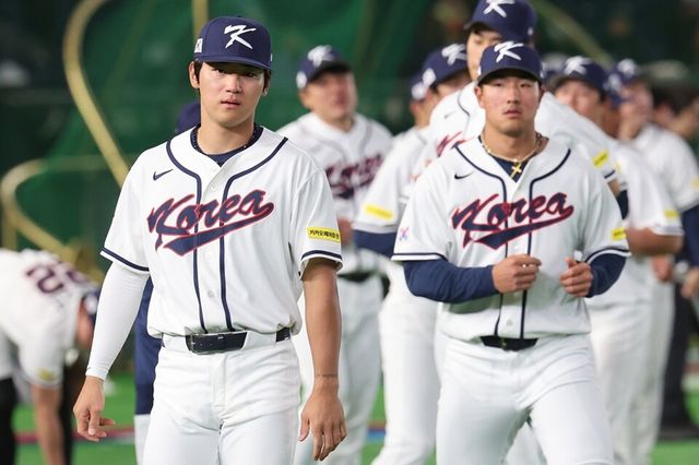 김도영(왼쪽)과 안현민이 4일 일본 도쿄돔에서 훈련하고 있다. /연합뉴스