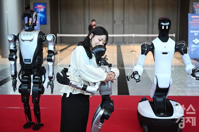 2026 스마트공장·자동화산업전((AW 2026)이 4일 서울 강남구 코엑스 전관에서 열린 가운데 차이나 휴머노이드 로봇이 포옹 동작을 선보이고 있다. 이번 행사는 아시아 최대 제조 AX(AI 전환) 전시회로 오는 6일까지 열린다./ 이호형 기자 leemario@sporbiz.co.kr 2026.03.04