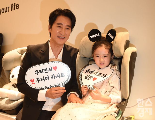 배우 신현준과 딸 민서 양이 4일 오전 서울 서초구 신세계백화점강남점 ‘툴레키즈’ 팝업존에서 열린 한국 공식 런칭 주니어 카시트 'PALM 시리즈‘ 앞에서 포즈를 취하고 있다./ 이호형 기자 leemario@sporbiz.co.kr 2026.03.04