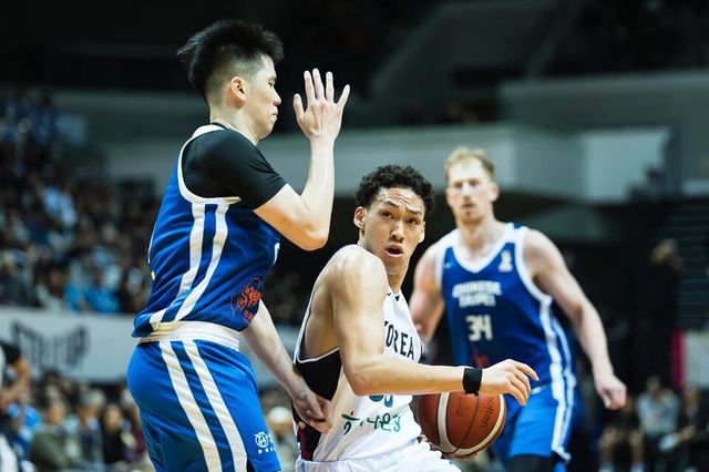 다니엘(오른쪽)이 드리블하고 있다. /FIBA 제공