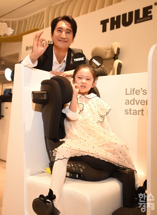배우 신현준과 딸 민서 양이 4일 오전 서울 서초구 신세계백화점강남점 ‘툴레키즈’ 팝업존에서 열린 한국 공식 런칭 주니어 카시트 'PALM 시리즈‘ 탑승 시연에서 OK 제스처를 하고 있다./ 이호형 기자 leemario@sporbiz.co.kr 2026.03.04