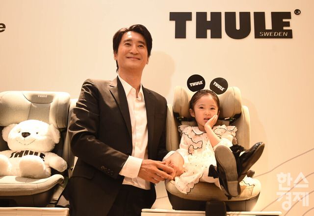 배우 신현준과 딸 민서 양이 4일 오전 서울 서초구 신세계백화점강남점 ‘툴레키즈’ 팝업존에서 열린 한국 공식 런칭 주니어 카시트 'PALM 시리즈‘ 앞에서 포즈를 취하고 있다./ 이호형 기자 leemario@sporbiz.co.kr 2026.03.04
