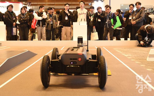 2026 스마트공장·자동화산업전((AW 2026)이 4일 서울 강남구 코엑스 전관에서 열린 가운데 방문객들이 현대자동차그룹 부스서 로보틱스랩의 모베드(MobED) 시연을 보고 있다. 이번 행사는 아시아 최대 제조 AX(AI 전환) 전시회로 오는 6일까지 열린다./ 이호형 기자 leemario@sporbiz.co.kr 2026.03.04