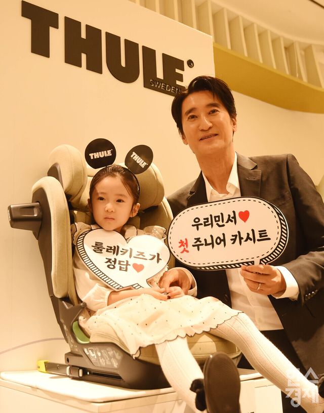 배우 신현준과 딸 민서 양이 4일 오전 서울 서초구 신세계백화점강남점 ‘툴레키즈’ 팝업존에서 열린 한국 공식 런칭 주니어 카시트 'PALM 시리즈‘ 앞에서 포즈를 취하고 있다./ 이호형 기자 leemario@sporbiz.co.kr 2026.03.04