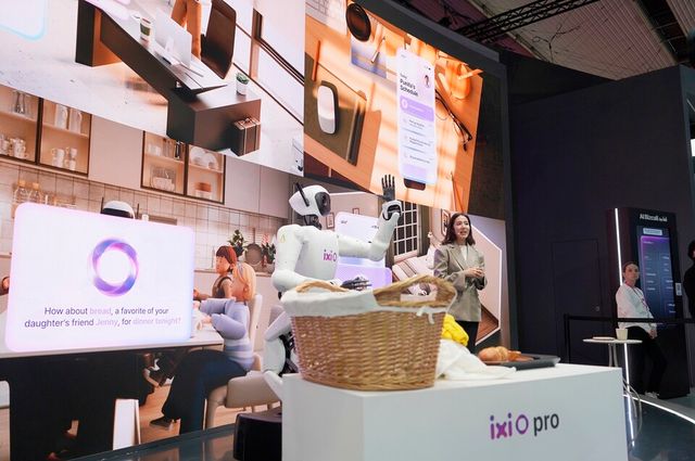 LG유플러스 스페인 바르셀로나에서 열리는 세계 최대 이동통신 전시회&nbsp;MWC26에서&nbsp;AI&nbsp;콜 에이전트 익시오(ixi-O)를 물리적 세계로 확장하는&nbsp;‘피지컬AI(Physical AI)’&nbsp;비전을 제시했다.&nbsp;사진은 익시오와 결합한 휴머노이드로봇이&nbsp;MWC26&nbsp;현장에 전시된 모습./LG유플러스