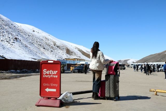 미국과 이란의 전쟁으로 중동 정세가 혼란에 빠지면서 중동시장 공략에 공을 들여온 국내 식품업계에 비상에 걸렸다. 사진은 지난 3일(현지시간) 이란에서 육로를 통해 튀르키예로 빠져나온 한 이란인이 길을 바라보는 모습./연합뉴스.