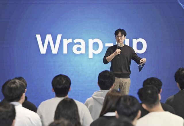 박민우 현대차·기아 AVP본부 사장이 타운홀 미팅에서 임직원들에게 메시지를 전달하고 있다.