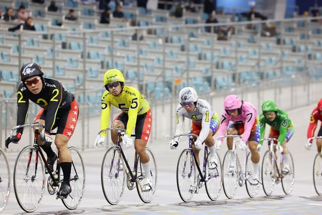 광명스피돔에서 열린 특선급 경주에 출전한 김우겸(5번 노란색). /경륜경정총괄본부 제공