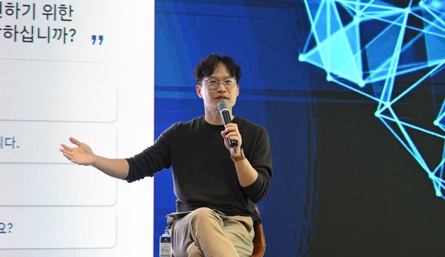 박민우 현대차·기아 AVP본부 사장이 타운홀 미팅에서 임직원들에게 메시지를 전달하고 있다.