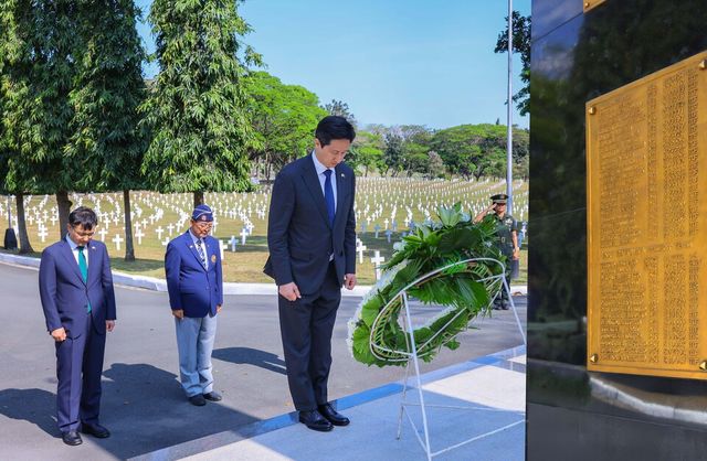 정기선 HD현대 회장이 지난 4일 필리핀 국립 영웅묘지에 위치한 한국전 참전 기념비를 찾아 헌화하고 있다./HD현대