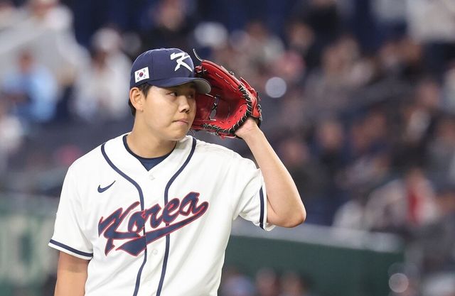 소형준이 사인을 주고받고 있다. /연합뉴스