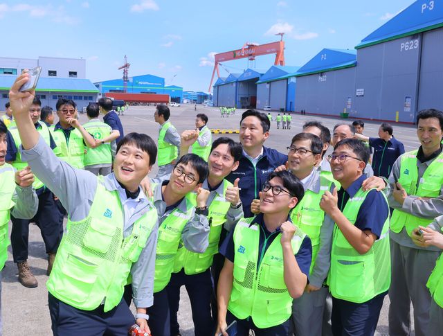 정기선 HD현대 회장이 5일 필리핀 수빅만에 위치한 HD현대필리핀조선을 방문해 선박 건조 현장을 점검하고 현장 직원들을 격려했다./HD현대